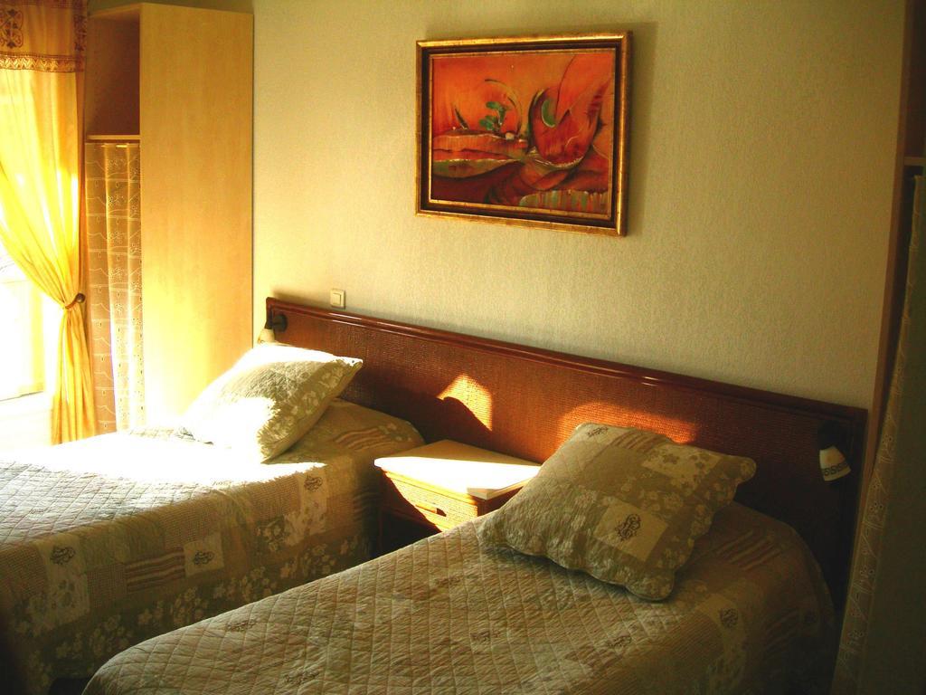 Hotel De La Madeleine Anduze Андуз Стая снимка